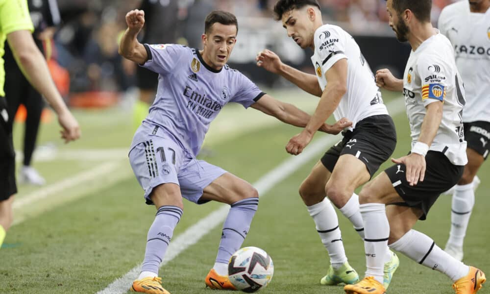 Lucas Vázquez (i) centrocampista del Real Madrid disputa unas posesión ante Andre Almeida (c), centrocampista portugués del Valencia CF durante un partido de liga. EFE/ Kai Forsterling