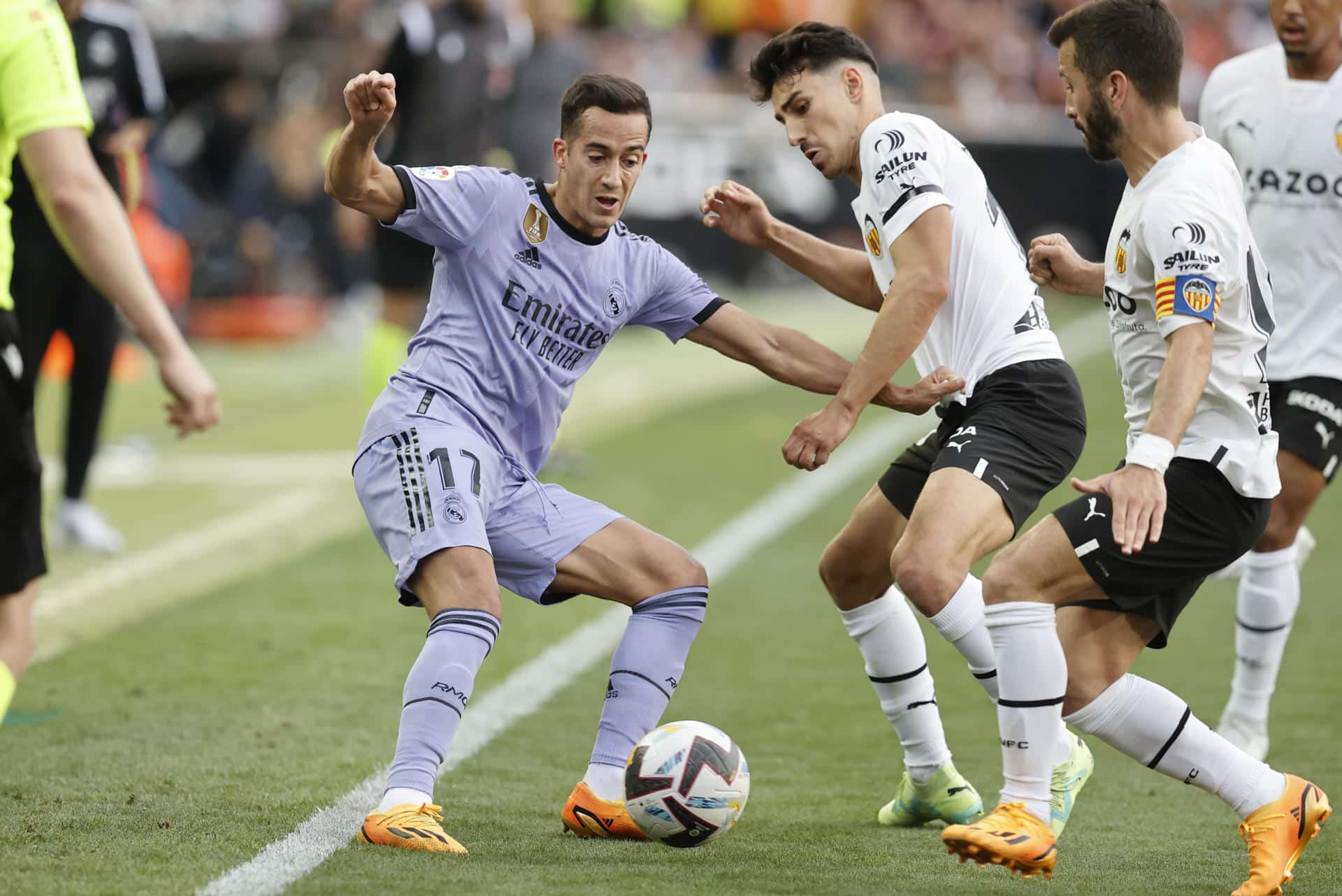 Lucas Vázquez (i) centrocampista del Real Madrid disputa unas posesión ante Andre Almeida (c), centrocampista portugués del Valencia CF durante un partido de liga. EFE/ Kai Forsterling