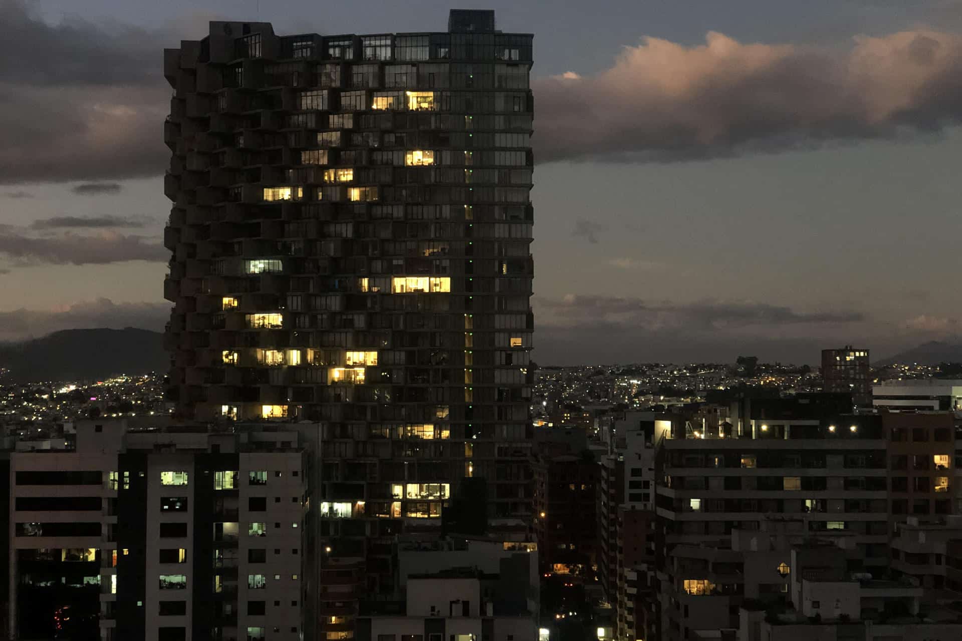 Fotografía de archivo del atardecer en el centro financiero del norte de Quito (Ecuador). EFE/ Fernando Gimeno