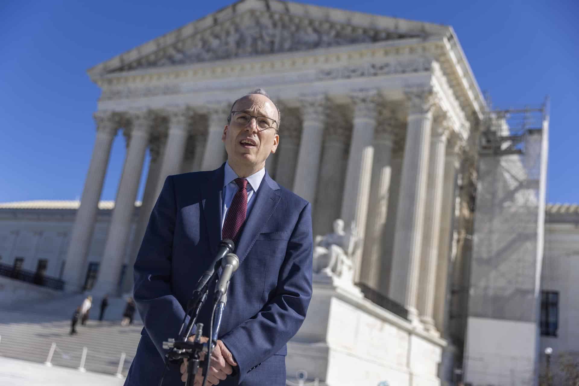 Eric Tirschwell, abogado principal de litigios de Everytown for Gun Safety, responde a una pregunta de los medios de comunicación tras los argumentos que cuestionan la prohibición de la administración Biden sobre las armas fantasma, en la Corte Suprema en Washington, DC, EE. UU. EFE/SHAWN THEW