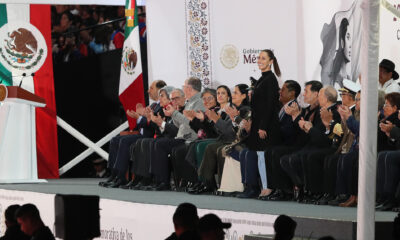 La presidenta de México, Claudia Sheinbaum (c), participa en la conmemoración del 'Bicentenario de la República', este jueves en el zócalo de la Ciudad de México (México). EFE/ Mario Guzmán