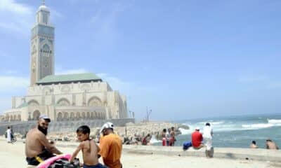 En la imagen de archivo, marroquíes disfrutan en la playa situada junto a la mezquita Hassan II, en Casa Blanca, Marruecos. EFE/Semaoui-Karim