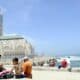 En la imagen de archivo, marroquíes disfrutan en la playa situada junto a la mezquita Hassan II, en Casa Blanca, Marruecos. EFE/Semaoui-Karim