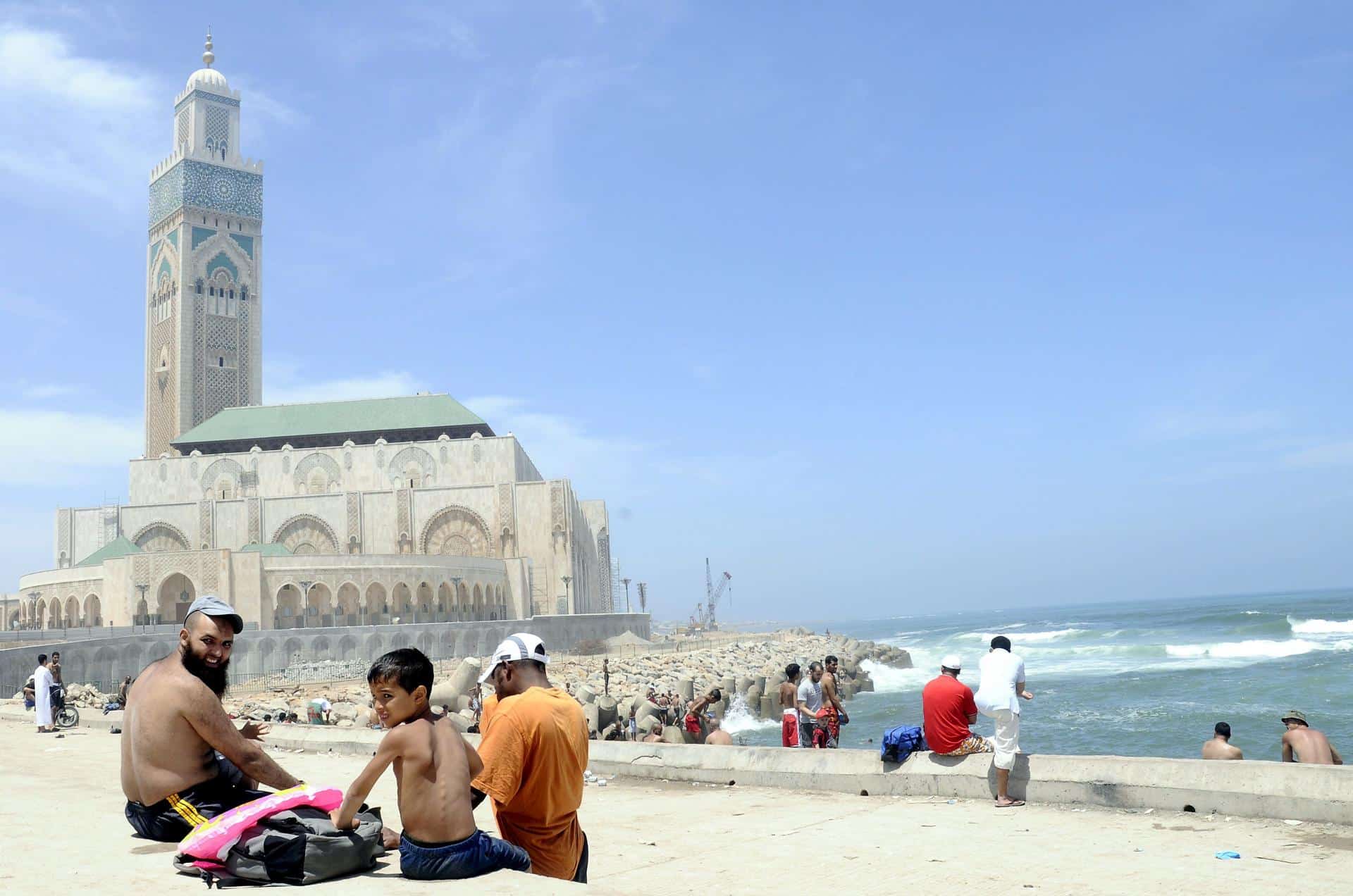 En la imagen de archivo, marroquíes disfrutan en la playa situada junto a la mezquita Hassan II, en Casa Blanca, Marruecos. EFE/Semaoui-Karim