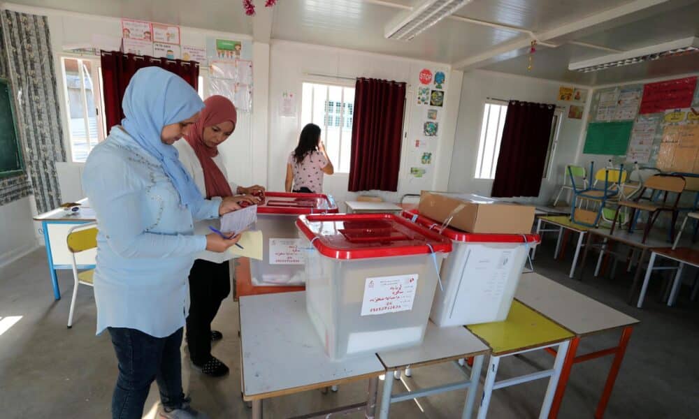 Tunis (Tunisia), 05/10/2024.- Funcionarias preparan las urnas para las elecciones presidenciales del domingo en Tunez (Elecciones, Túnez, Túnez) EFE/EPA/MOHAMED MESSARA