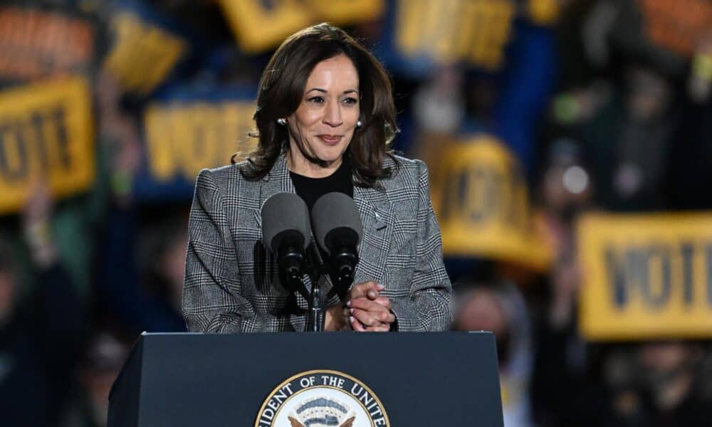 La vicepresidenta estadounidense y candidata presidencial demócrata, Kamala Harris, se dirige a la multitud en su mitin de campaña en Burns Park en Ann Arbor, Michigan, EE.UU., el 28 de octubre de 2024. EFE/LON HORWEDEL