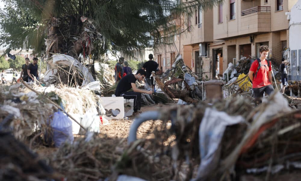 Vecinos de la localidad de Paiporta, Valencia, entre los escombros arrumbados en el barranco del Pollo este jueves. La Comunitat Valenciana intenta recuperarse de la peor dana del siglo en España, que ha dejado casi un centenar de muertos en esa región, además de un inmenso escenario de daños en carreteras, calles e infraestructuras de numerosas localidades. EFE/Manuel Bruque