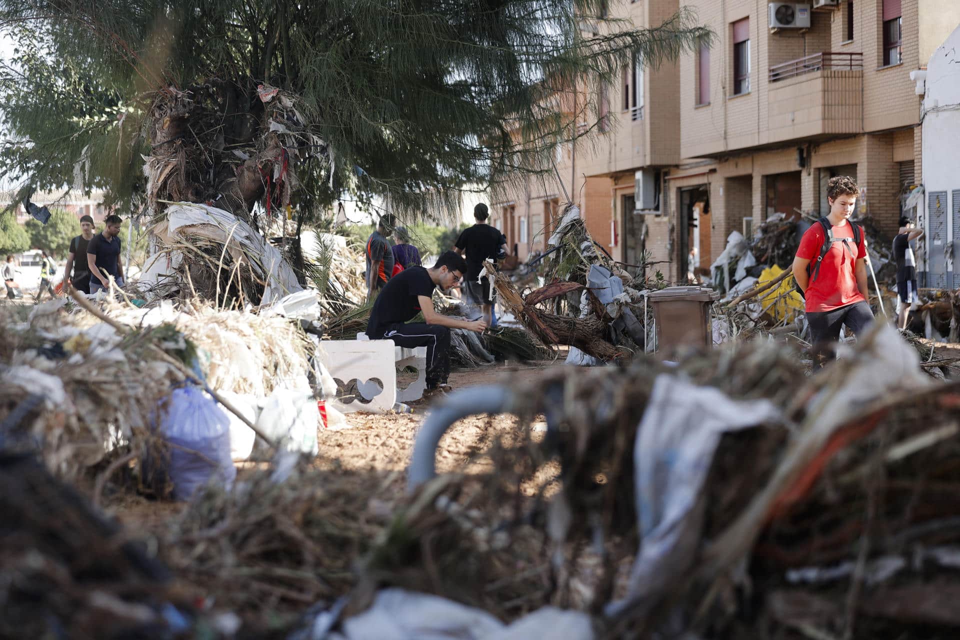 Vecinos de la localidad de Paiporta, Valencia, entre los escombros arrumbados en el barranco del Pollo este jueves. La Comunitat Valenciana intenta recuperarse de la peor dana del siglo en España, que ha dejado casi un centenar de muertos en esa región, además de un inmenso escenario de daños en carreteras, calles e infraestructuras de numerosas localidades. EFE/Manuel Bruque