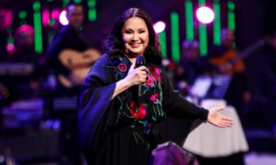 Fotografía de archivo en donde se ve a la cantante mexicana Ana Gabriel mientras se presenta este martes en el Festival Internacional de la Canción de Viña del Mar (Chile). EFE/Alberto Valdés