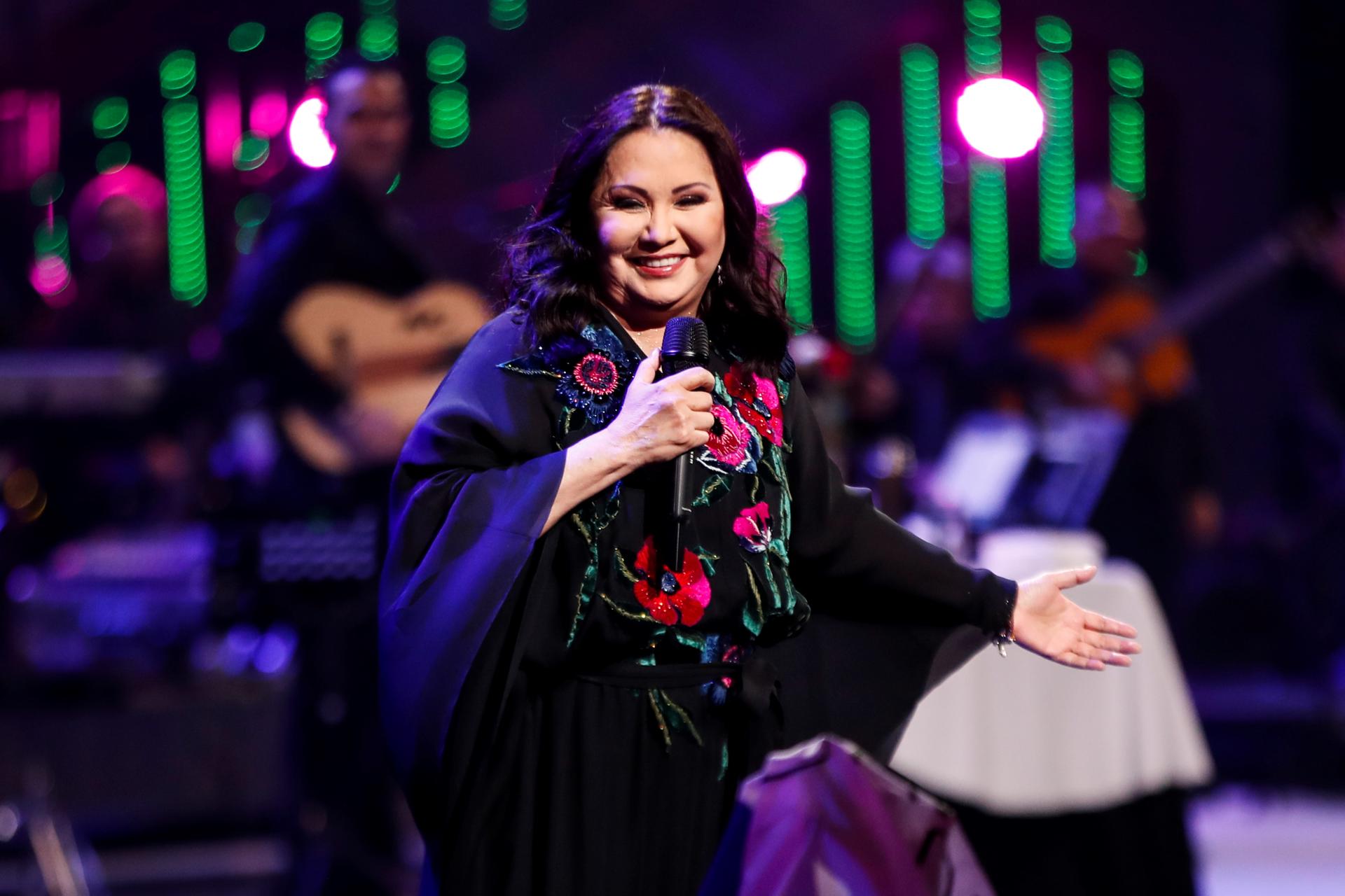 Fotografía de archivo en donde se ve a la cantante mexicana Ana Gabriel mientras se presenta este martes en el Festival Internacional de la Canción de Viña del Mar (Chile). EFE/Alberto Valdés