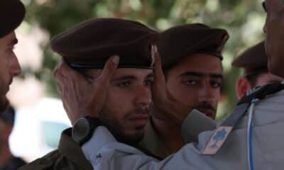 Un militar israelí durante el funeral de otro soldado durante un ataque de Hezbolá. 
EFE/EPA/ATEF SAFADI