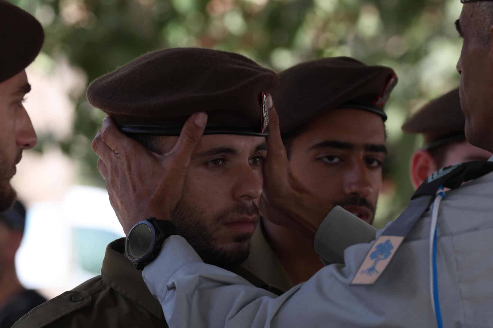 Un militar israelí durante el funeral de otro soldado durante un ataque de Hezbolá. 
EFE/EPA/ATEF SAFADI