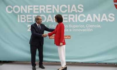 El secretario general iberoamericano, Andrés Allamand, saluda a la ministra española Diana Morant antes del comienzo de las reuniones de los responsables iberoamericanos de Educación Superior, Ciencia, Tecnología e Innovación en la ciudad española de Valencia este jueves. EFE/Biel Aliño