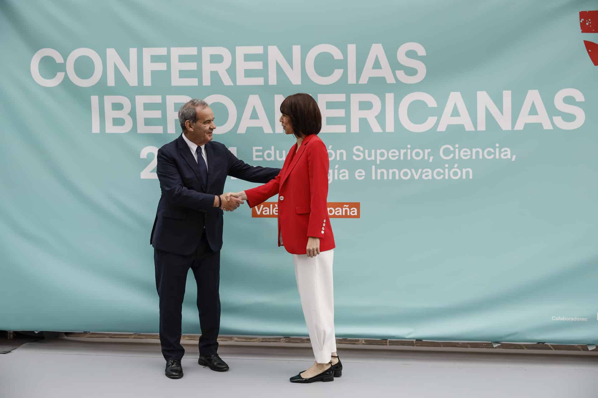 El secretario general iberoamericano, Andrés Allamand, saluda a la ministra española Diana Morant antes del comienzo de las reuniones de los responsables iberoamericanos de Educación Superior, Ciencia, Tecnología e Innovación en la ciudad española de Valencia este jueves. EFE/Biel Aliño