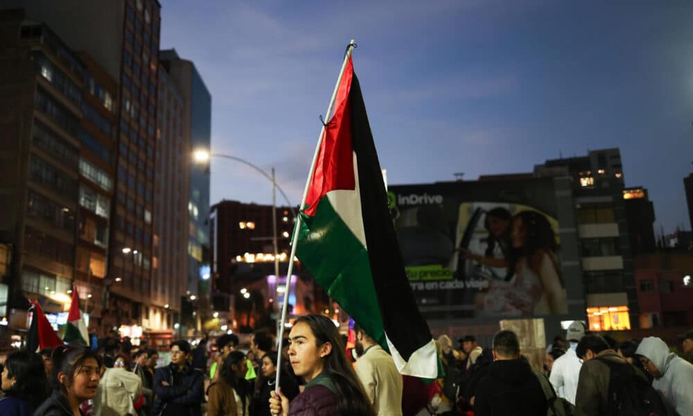 Personas participan en una manifestación a favor de Palestina este lunes en La Paz (Bolivia). EFE/Luis Gandarillas