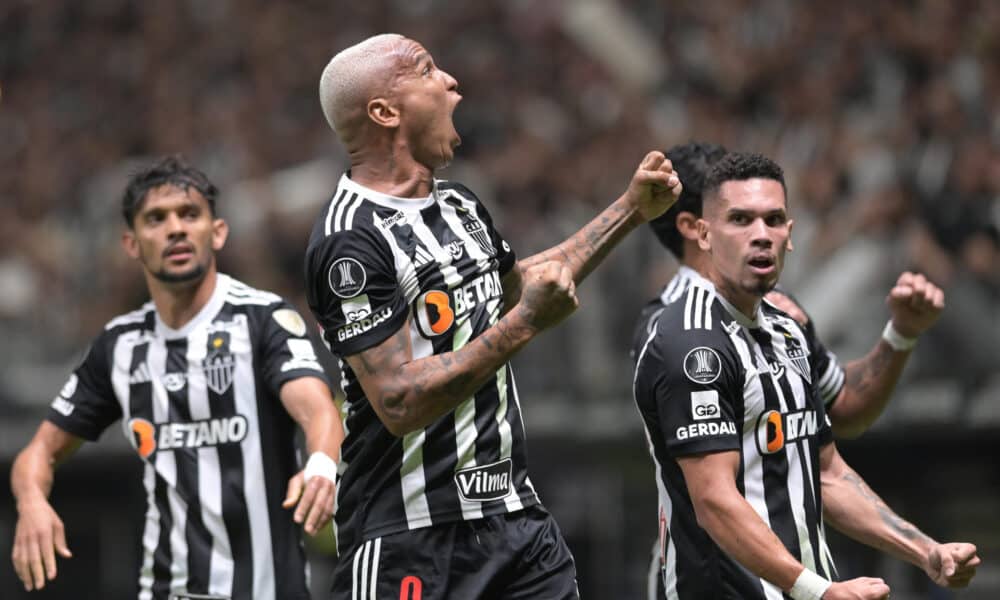 El delantero Dayverson (c) celebra uno de los dos goles que aportó este martes a la goleada por 3-0 de Atlético Mineiro a River Plate en Belo Horizonte en partido de ida de las semifinales de la Copa Libertadores. EFE/ Joao Guilherme