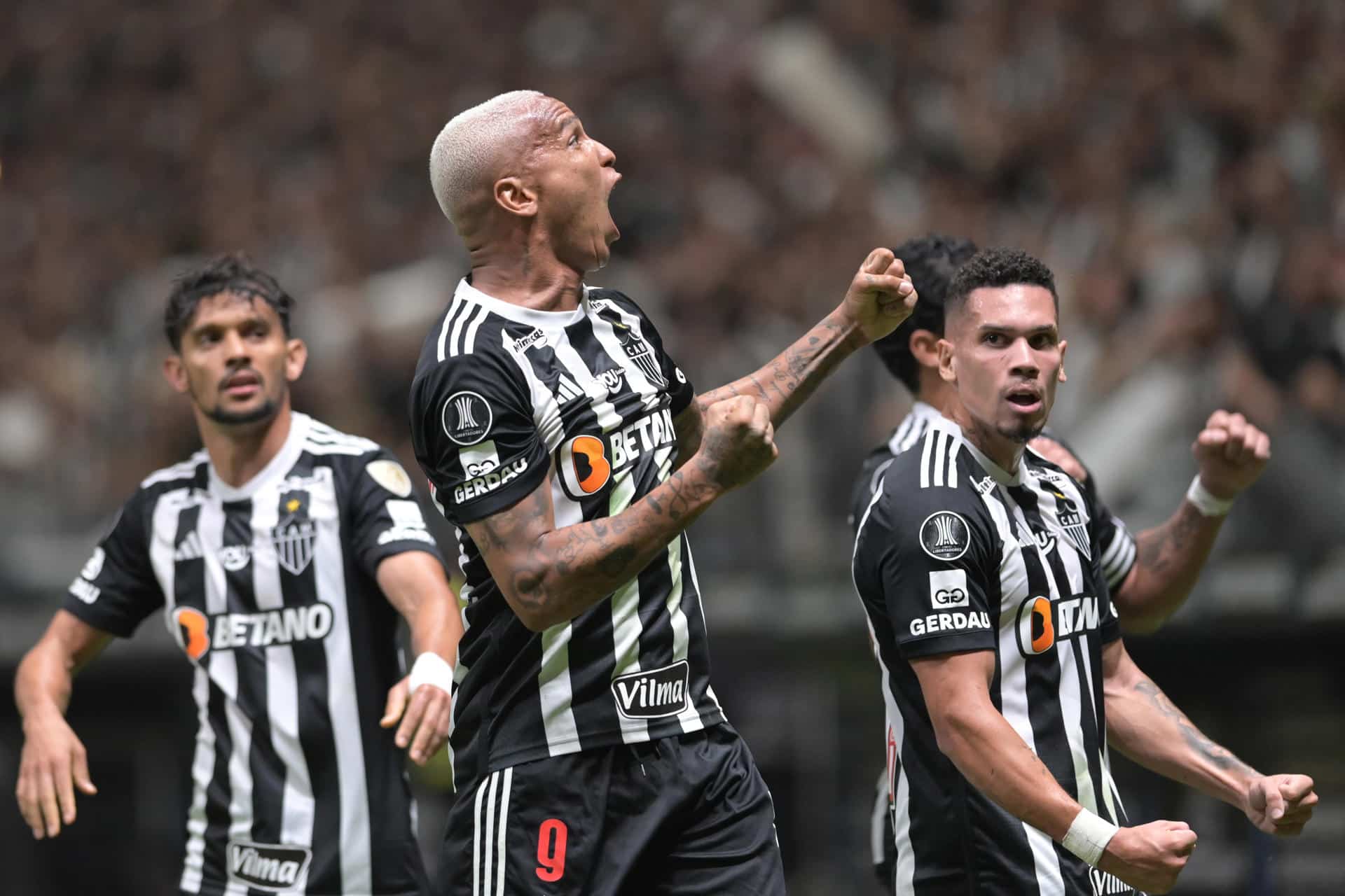 El delantero Dayverson (c) celebra uno de los dos goles que aportó este martes a la goleada por 3-0 de Atlético Mineiro a River Plate en Belo Horizonte en partido de ida de las semifinales de la Copa Libertadores. EFE/ Joao Guilherme