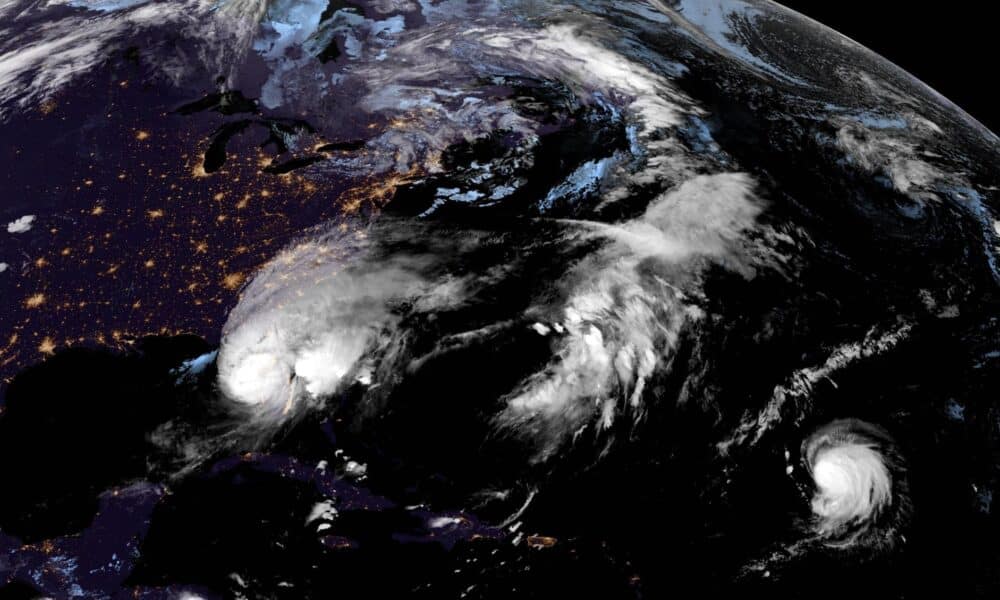 Fotografía satelital cedida este miércoles por la Oficina Nacional de Administración Oceánica y Atmosférica (NOAA) a través del Centro Nacional de Huracanes (NHC) estadounidense donde se muestra la localización del huracán Milton (i) entrando por Florida. EFE/NOAA-NHC