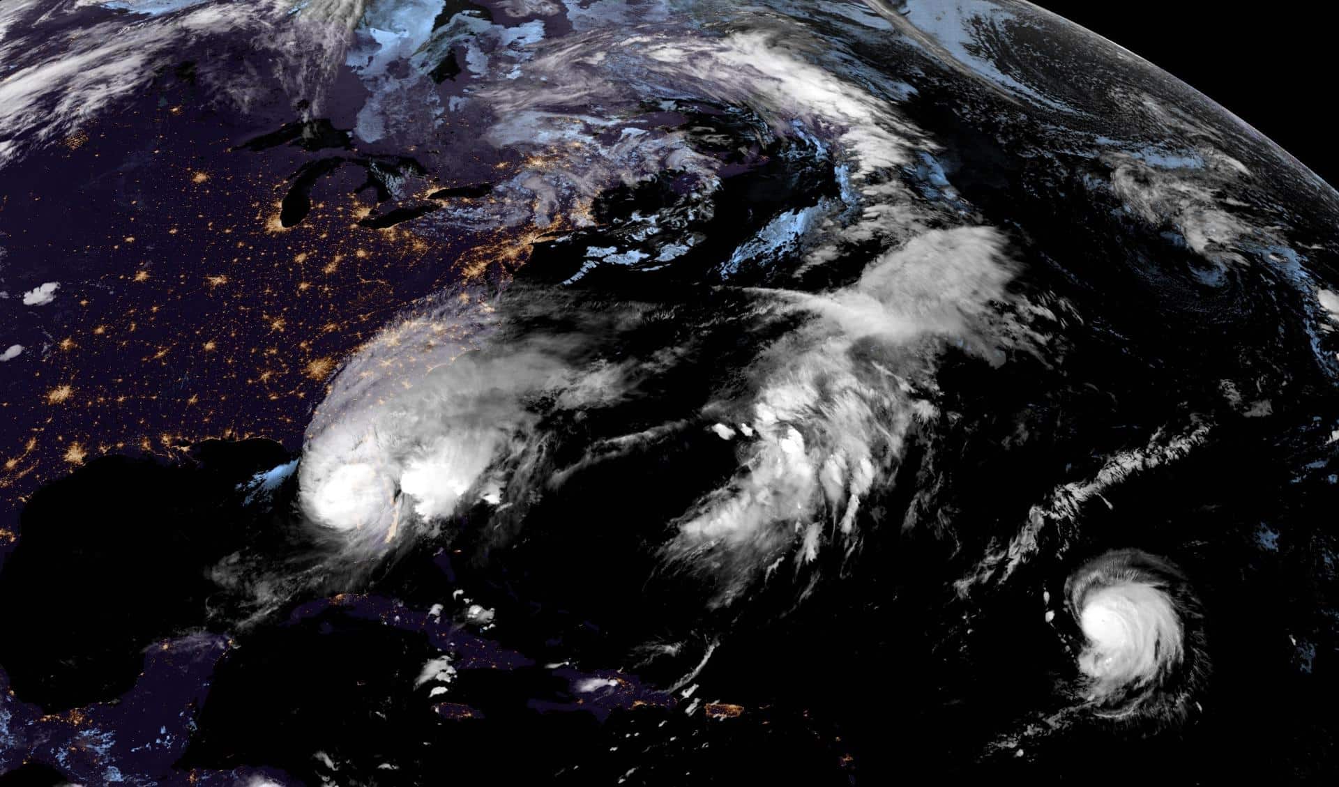 Fotografía satelital cedida este miércoles por la Oficina Nacional de Administración Oceánica y Atmosférica (NOAA) a través del Centro Nacional de Huracanes (NHC) estadounidense donde se muestra la localización del huracán Milton (i) entrando por Florida. EFE/NOAA-NHC