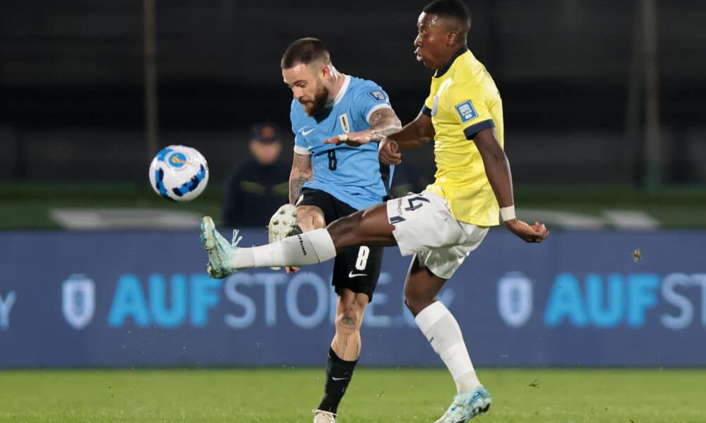 Nahitan Nández (i) de Uruguay disputa un balón con Alan Minda de Ecuador en un partido de las eliminatorias sudamericanas para el Mundial 2026. EFE/ Gastón Britos