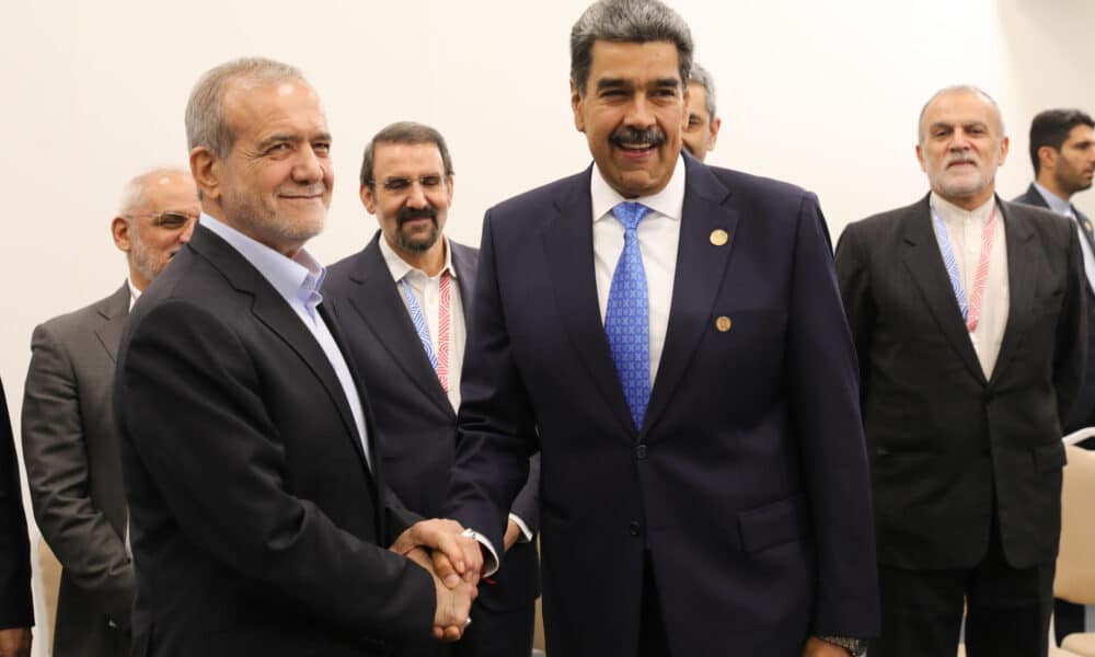 Fotografía cedida del presidente de Venezuela, Nicolás Maduro (d), posando junto con el presidente de Irán, Masoud Pezeshkian, este 24 de octubre de 2024, durante la cumbre de los BRICS en Kazan (Rusia). EFE/ PRENSA MIRAFLORES