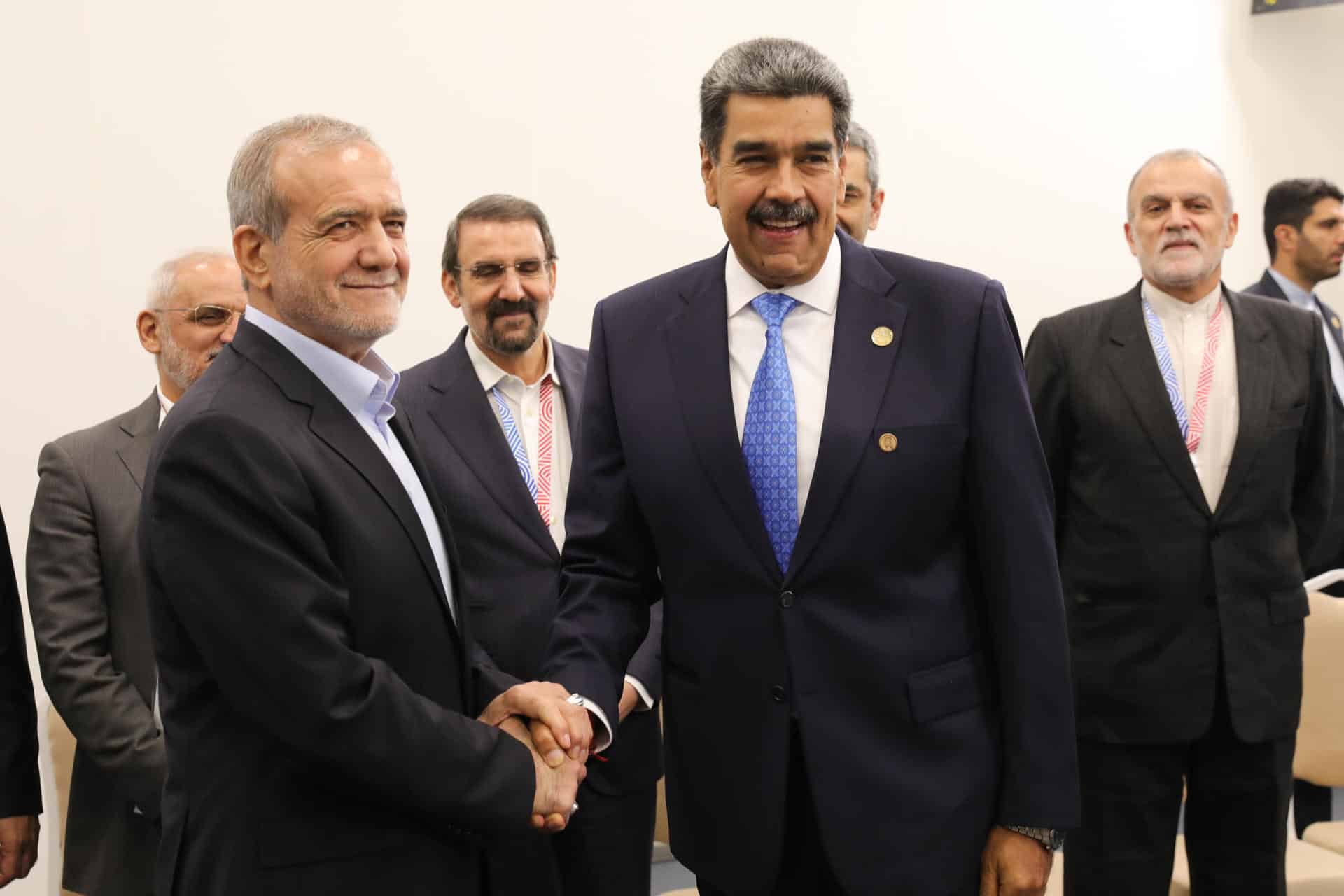 Fotografía cedida del presidente de Venezuela, Nicolás Maduro (d), posando junto con el presidente de Irán, Masoud Pezeshkian, este 24 de octubre de 2024, durante la cumbre de los BRICS en Kazan (Rusia). EFE/ PRENSA MIRAFLORES