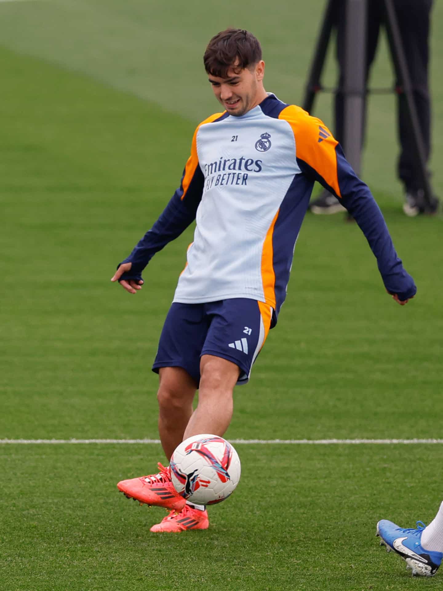 El centrocampista marroquí del Real Madrid, Brahim Díaz durante el entrenamiento del equipo este viernes en la ciudad Deportiva de Valdebebas en Madrid antes de su enfrentamiento liguero de mañana contra el FC Barcelona. EFE/ Javier Lizón