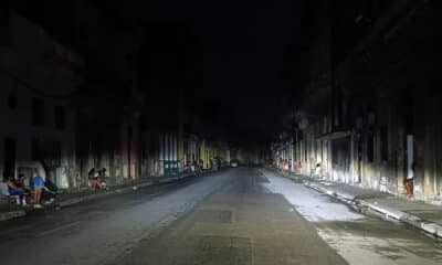 Personas permanecen fuera de sus casas durante un apagón el viernes en La Habana, (Cuba). EFE/ Ernesto Mastrascusa