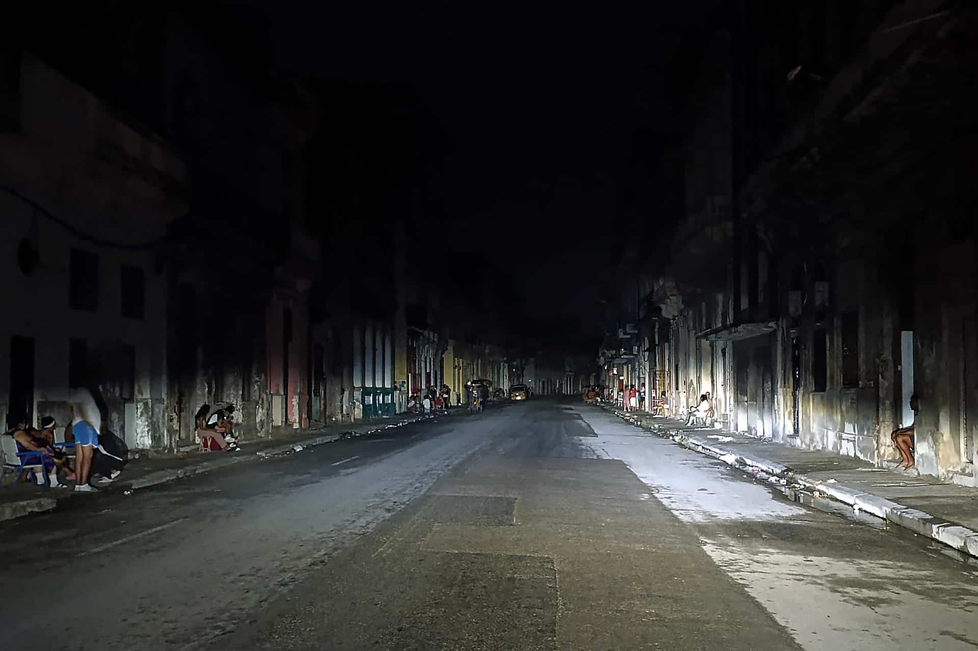 Personas permanecen fuera de sus casas durante un apagón el viernes en La Habana, (Cuba). EFE/ Ernesto Mastrascusa