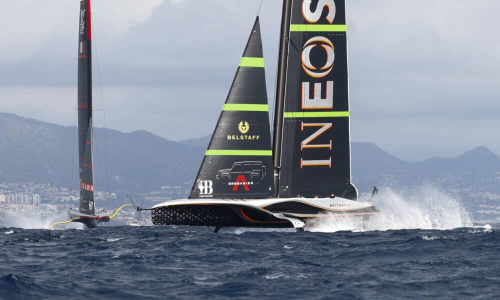 El INEOS Britannia (d) volvió a ganar la primera manga de la quinta jornada de la final de la Copa Louis Vuitton, como ha ocurrido en los tres anteriores días de regatas, y aprieta al Luna Rossa Prada Pirelli italiano (i) (5-4).EFE/ Quique García