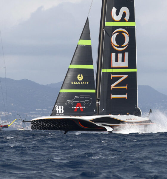 El INEOS Britannia (d) volvió a ganar la primera manga de la quinta jornada de la final de la Copa Louis Vuitton, como ha ocurrido en los tres anteriores días de regatas, y aprieta al Luna Rossa Prada Pirelli italiano (i) (5-4).EFE/ Quique García