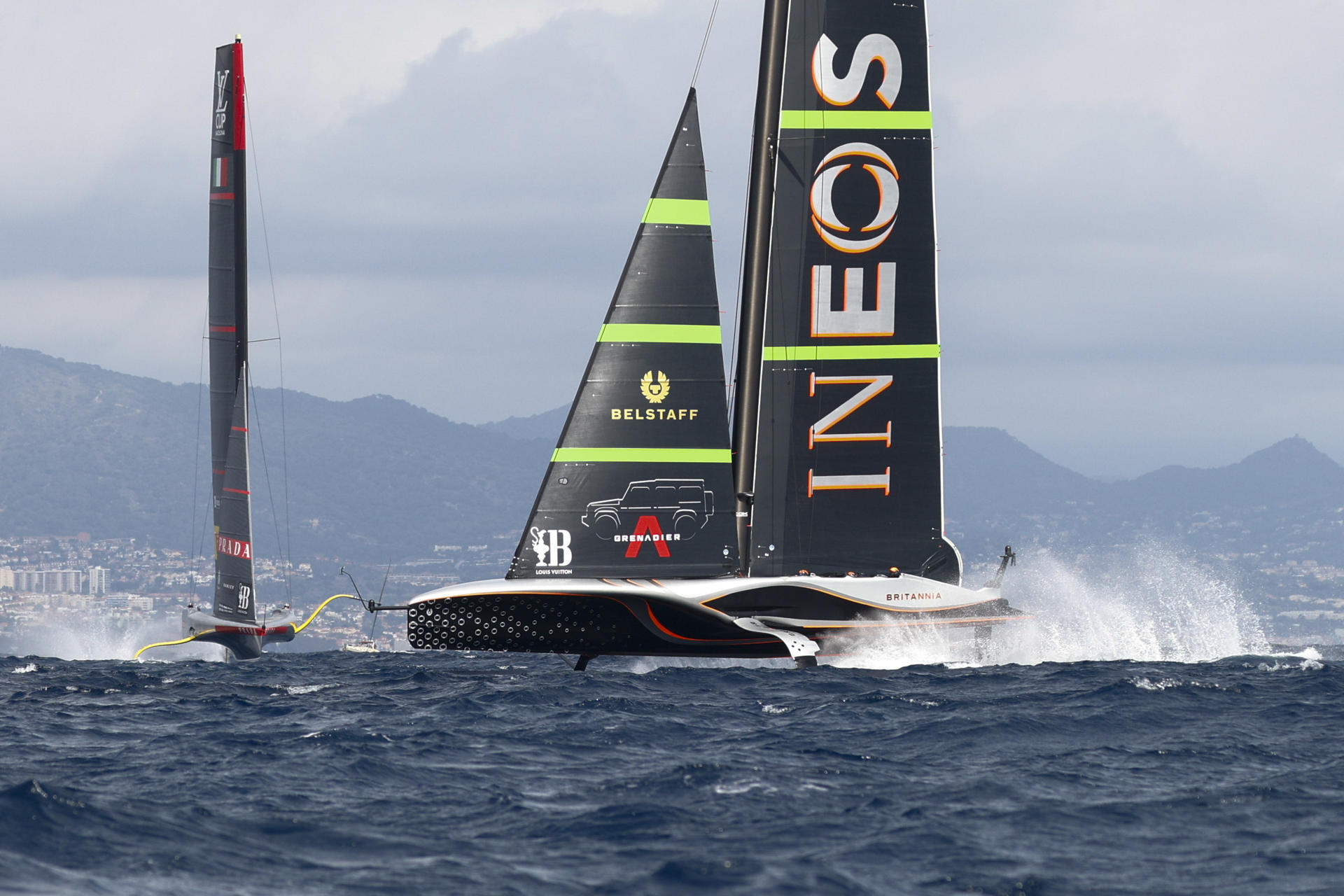 El INEOS Britannia (d) volvió a ganar la primera manga de la quinta jornada de la final de la Copa Louis Vuitton, como ha ocurrido en los tres anteriores días de regatas, y aprieta al Luna Rossa Prada Pirelli italiano (i) (5-4).EFE/ Quique García