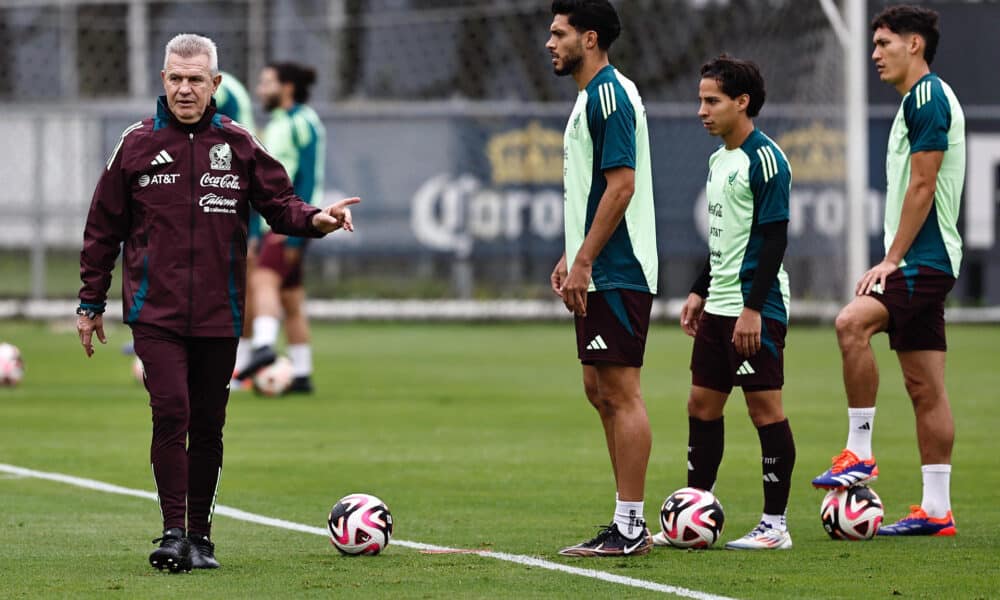 El director técnico de la selección mexicana de fútbol Javier Aguirre (i), participa en un entrenamiento previo al amistoso contra Valencia en el Centro de Alto Rendimiento este martes, en Ciudad de México (México). EFE/Sáshenka Gutiérrez