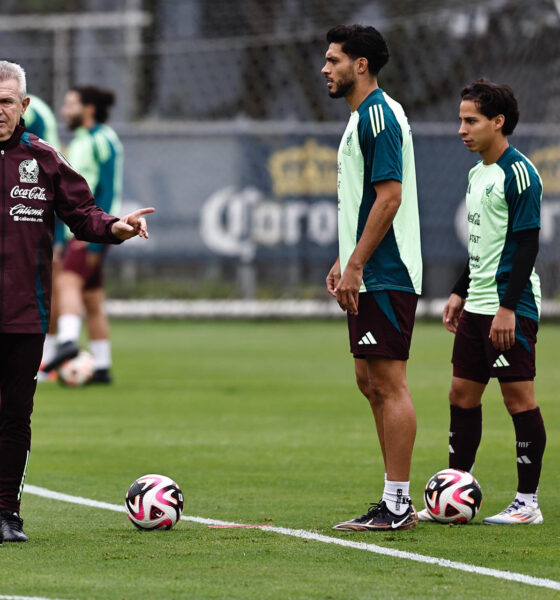 El director técnico de la selección mexicana de fútbol Javier Aguirre (i), participa en un entrenamiento previo al amistoso contra Valencia en el Centro de Alto Rendimiento este martes, en Ciudad de México (México). EFE/Sáshenka Gutiérrez