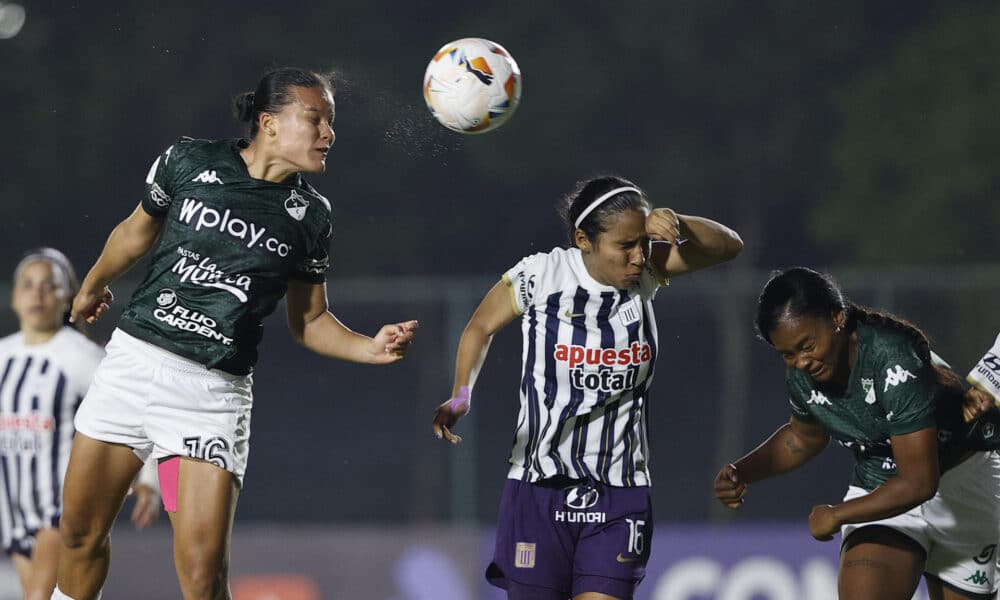 Juana Sofía Ortegón (i) del Deportivo Cali disputa el balón con Tifani Keilin Molina de Alianza Lima. EFE/ Juan Pablo Pino