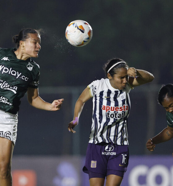 Juana Sofía Ortegón (i) del Deportivo Cali disputa el balón con Tifani Keilin Molina de Alianza Lima. EFE/ Juan Pablo Pino