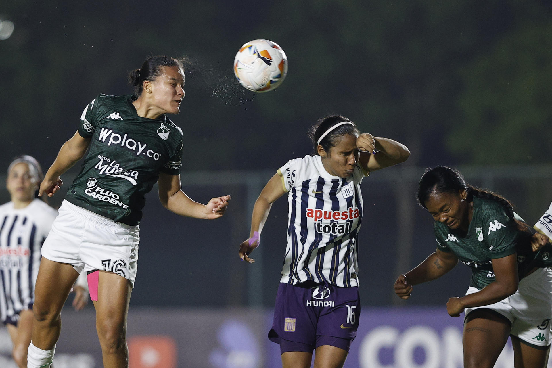 Juana Sofía Ortegón (i) del Deportivo Cali disputa el balón con Tifani Keilin Molina de Alianza Lima. EFE/ Juan Pablo Pino