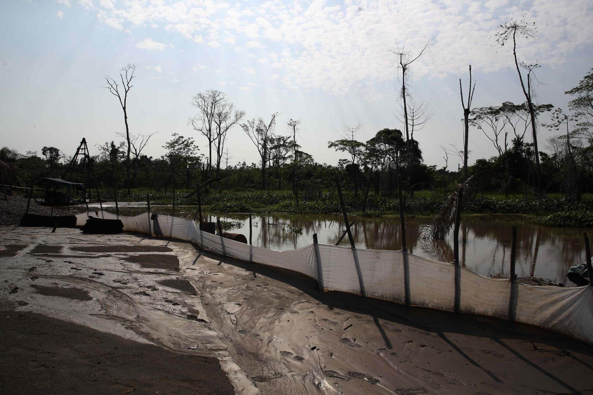 Fotografía de actividades de minería ilegal de oro, en la comunidad indígena de San Jacinto, en la región de Madre de Dios (Perú). EFE/Paolo Aguilar