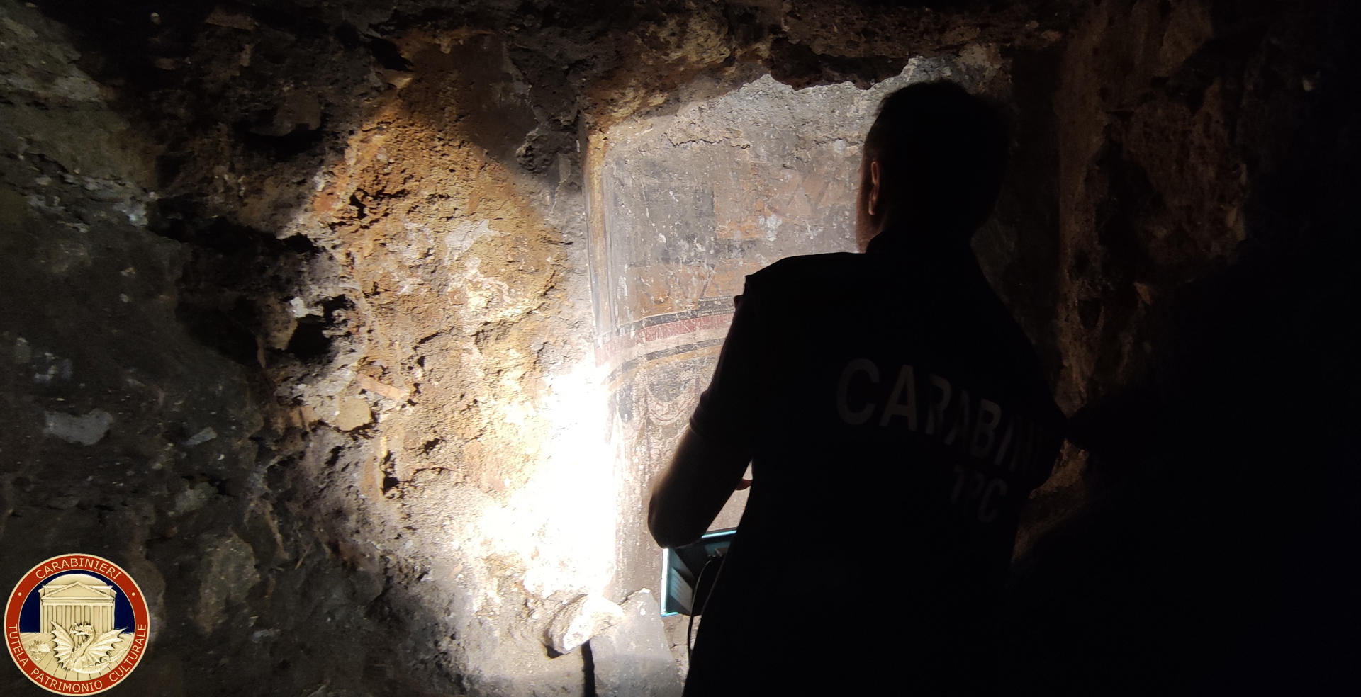 Una operación policial, a raíz de la investigación de un empresario que había realizado una serie de excavaciones en el subsuelo del centro histórico de Nápoles para robar piezas arqueológicas, ha permitido descubrir una iglesia del siglo XI, de la que actualmente se puede ver un ábside semicircular con frescos, en buen estado de conservación. EFE / Comando de Carabineros de Tutela de Patrimonio Cultural // SOLO USO EDITORIAL/SOLO DISPONIBLE PARA ILUSTRAR LA NOTICIA QUE ACOMPAÑA (CRÉDITO OBLIGATORIO)