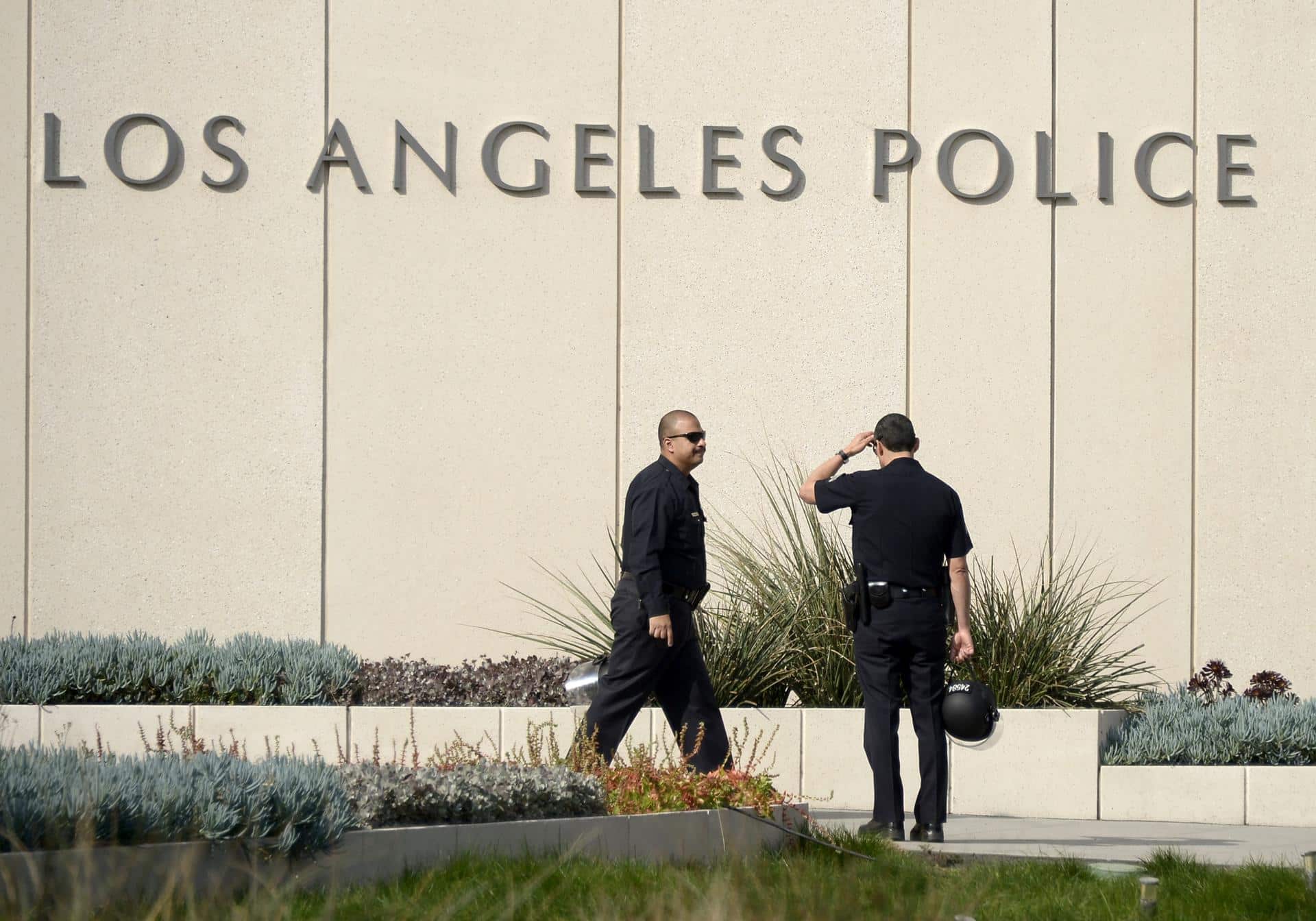 Imagen de archivo de policías del departamento de policía de Los Angeles a las afueras de la comisaría en Los Angeles, California, Estados Unidos. EFE/Paul Buck