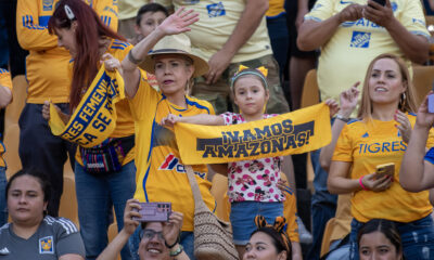 Imagen de archivo de hinchas de Tigres que animan en el estadio Universitario de la ciudad de Monterrey (México). EFE/ Miguel Sierra