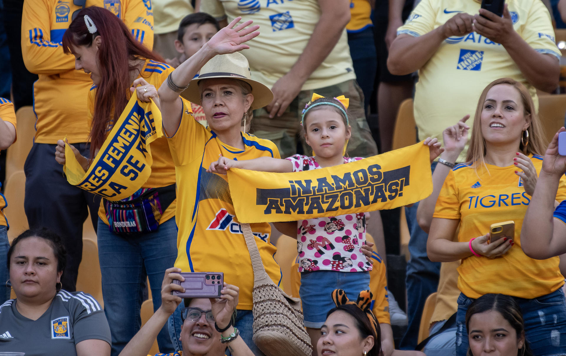 Imagen de archivo de hinchas de Tigres que animan en el estadio Universitario de la ciudad de Monterrey (México). EFE/ Miguel Sierra