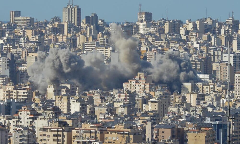 El humo se eleva después de un ataque israelí en el distrito de Dahieh en Beirut, Líbano, el 22 de octubre de 2024. Al menos 13 personas murieron después de un ataque aéreo israelí cerca del hospital público más grande del Líbano, en el sur de Beirut, dijo el Ministerio de Salud libanés. Según este último, más de 2.400 personas han muerto y más de 11.600 han resultado heridas en el Líbano desde el inicio de las recientes escaladas de hostilidades. (Líbano) EFE/EPA/WAEL HAMZEH