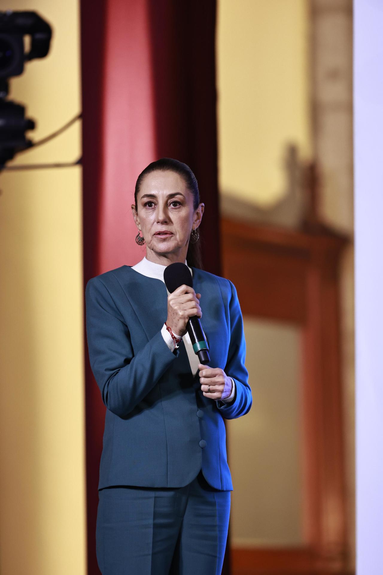 La presidenta de México Claudia Sheinbaum, habla durante una conferencia de prensa este jueves, en Palacio Nacional de la Ciudad de México (México). EFE/Sáshenka Gutiérrez