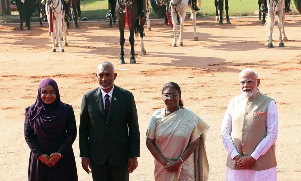 El presidente de Maldivas, Mohamed Muizzu, y su esposa, Sajidha Mohamed (izq.), con la presidenta de India, Droupadi Murmu, y el primer ministro indio, Narendra Modi,  durante una recepción de bienvenida en la casa presidencial en Nueva Delhi, India, el 7 de octubre de 2024.  
EFE/EPA/HARISH TYAGI