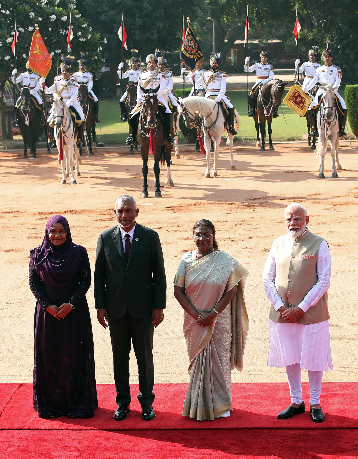 El presidente de Maldivas, Mohamed Muizzu, y su esposa, Sajidha Mohamed (izq.), con la presidenta de India, Droupadi Murmu, y el primer ministro indio, Narendra Modi,  durante una recepción de bienvenida en la casa presidencial en Nueva Delhi, India, el 7 de octubre de 2024.  
EFE/EPA/HARISH TYAGI