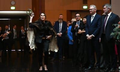 La senadora aborigen australiana Lidia Thorpe interrumpió este lunes la ceremonia de bienvenida al monarca Carlos III y la reina Camila en el Parlamento de Camberra para denunciar la complicidad de la monarquía británica con los abusos a los indígenas australianos. EFE/EPA/LUKAS COCH AUSTRALIA AND NEW ZEALAND OUT