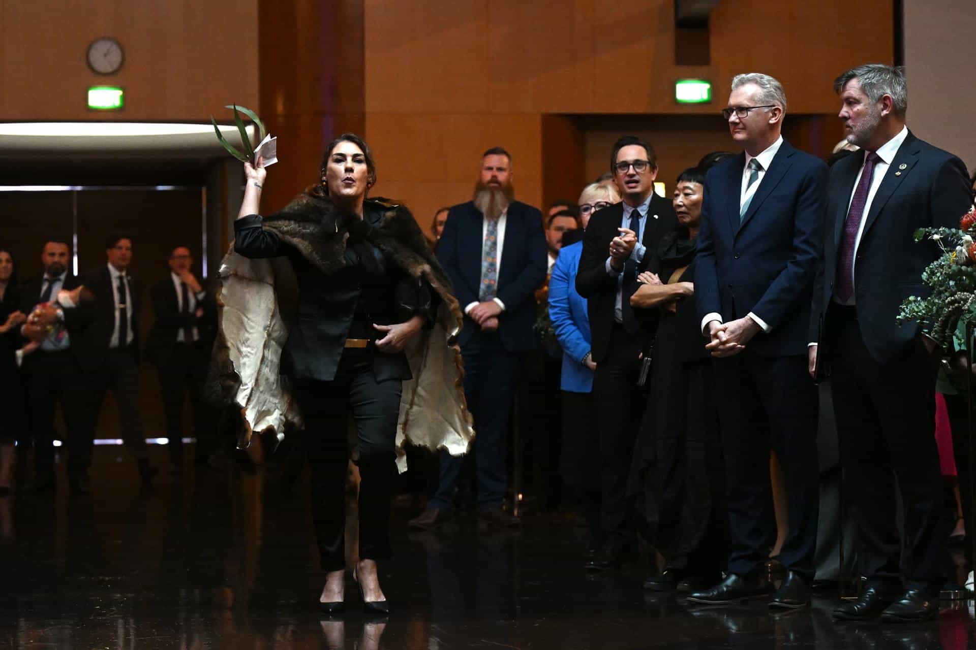 La senadora aborigen australiana Lidia Thorpe interrumpió este lunes la ceremonia de bienvenida al monarca Carlos III y la reina Camila en el Parlamento de Camberra para denunciar la complicidad de la monarquía británica con los abusos a los indígenas australianos. EFE/EPA/LUKAS COCH AUSTRALIA AND NEW ZEALAND OUT