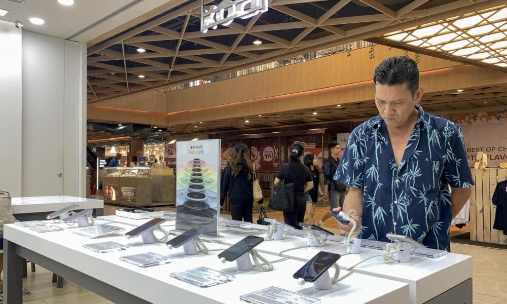 Un cliente en una tienda de Apple en Indonesia, país que bloquea la venta del nuevo iPhone 16 por el incumplimiento de la empresa estadounidense de la meta de inversión en la nación.
EFE/EPA/MADE NAGI