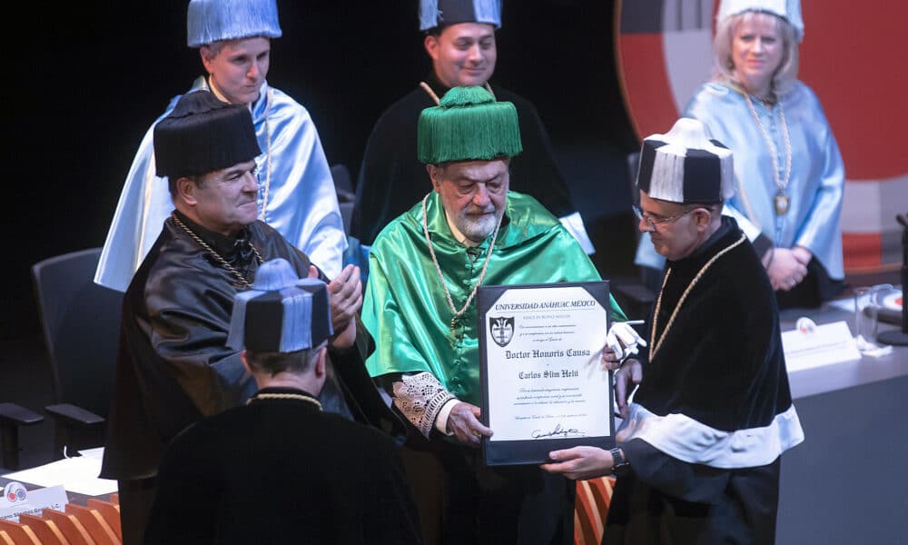 El empresario mexicano Carlos Slim (c), recibe un doctorado honoris causa de la Universidad Anáhuac, este miércoles en la Ciudad de México (México). EFE/Isaac Esquivel